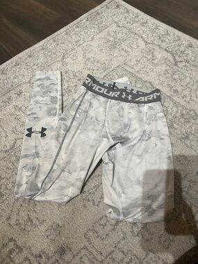 Under Armour White & Light Gray Camo Compression Leggings